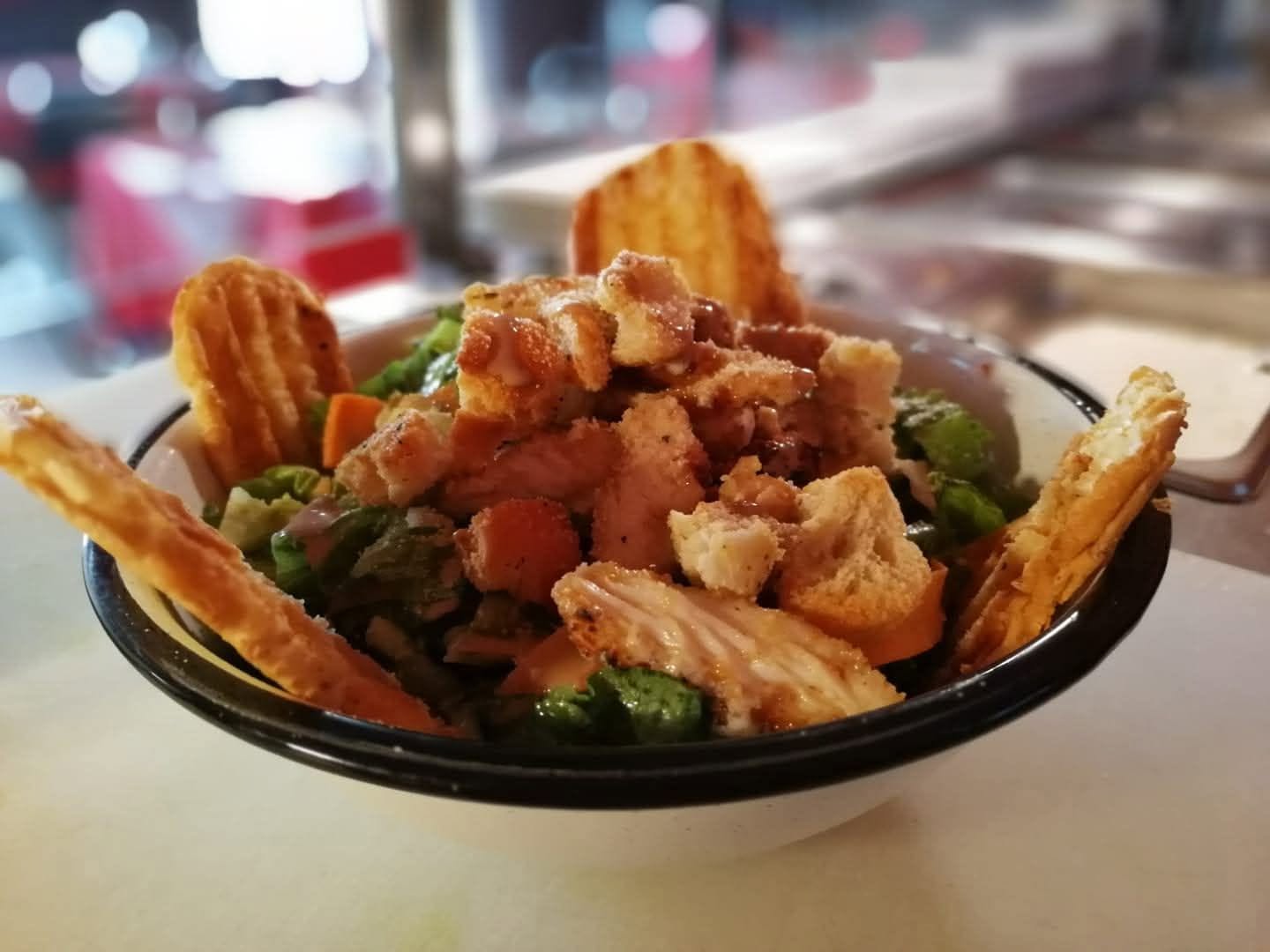 Ensalada con pollo y pan tostado