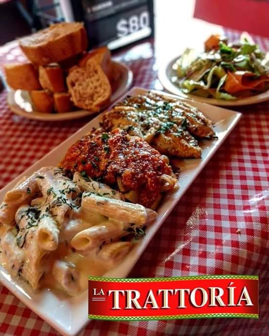 Selección de pasta, pollo y especialidades italianas servidas en La Trattoria